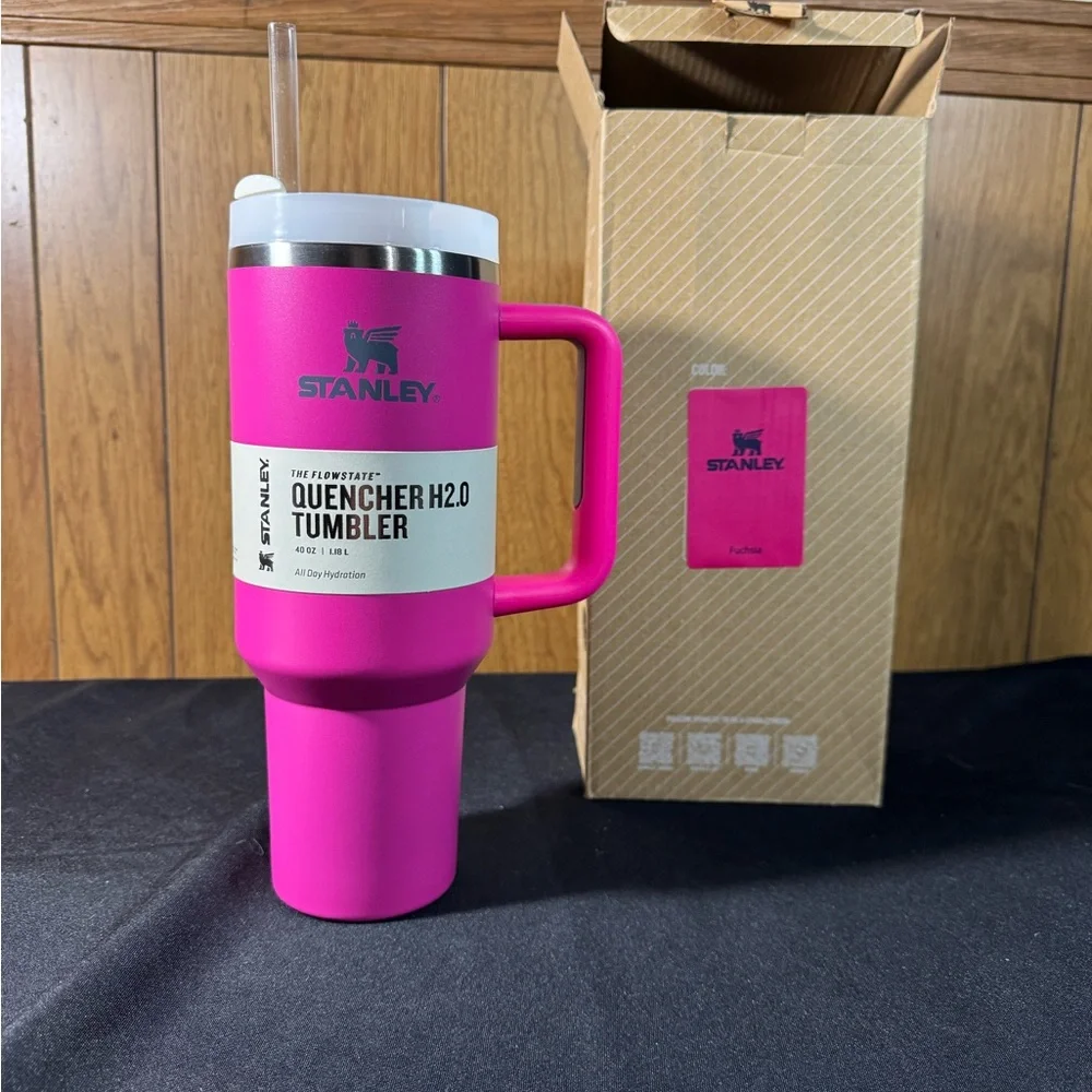 Stanley Bright Hot Pink Quencher H2.0 Tumbler 40 oz NEW - Picture 1 of 5